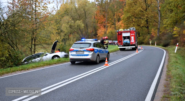 Audi wypadło z drogi i uderzyło w drzewo