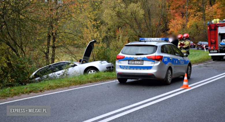Audi wypadło z drogi i uderzyło w drzewo