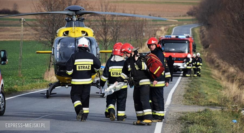 Poważny wypadek przed Ciepłowodami. Dachowało Audi. Interweniował helikopter LPR