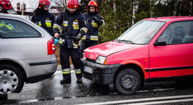 Fiat najechał na tył Skody. Kolizja na krajowej ósemce w Ząbkowicach Śląskich