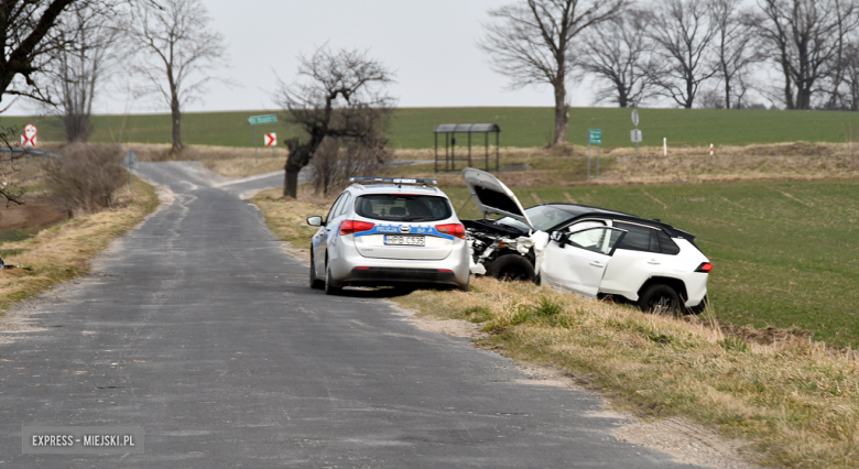 Samochód wypadł z drogi i uderzył w drzewo