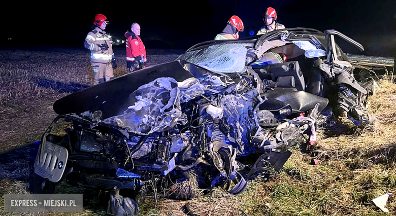Zderzenie samochodu osobowego z ciężarowym na drodze krajowej nr 8. Droga zablokowana
