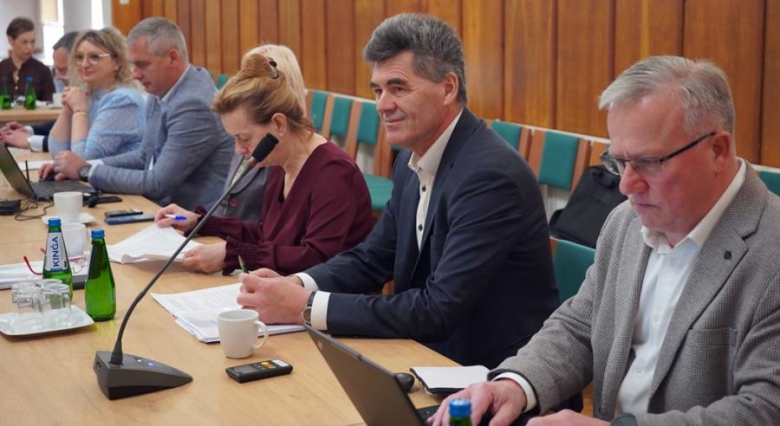 Powiat dopłaci do komunikacji gminnej. Znamy nazwisko nowej Powiatowej Lekarz Weterynarii