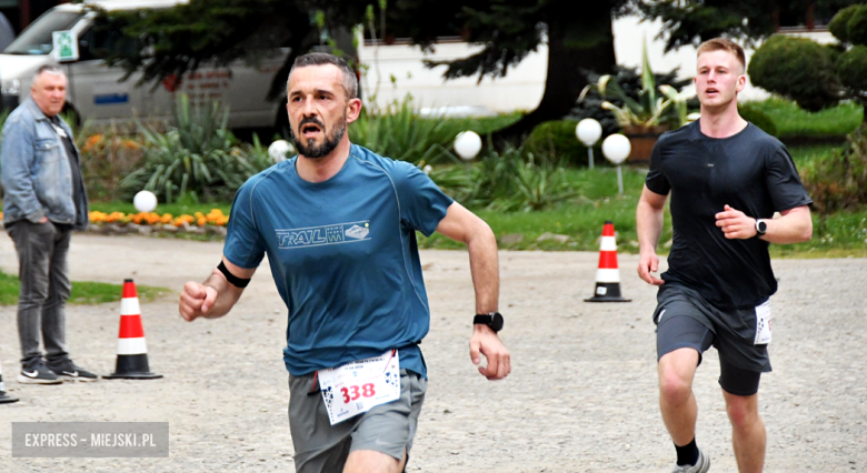 Setki biegaczy i świetne wyniki. 15. Półmaraton Henrykowski i 11. Dycha Księgi Henrykowskiej [foto]