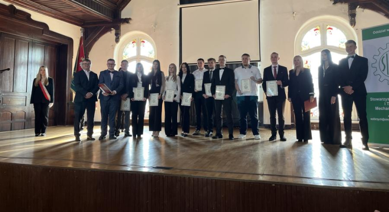 	Zakończenie roku szkolnego maturzystów. Najlepsi uczniowie otrzymali nagrody finansowe