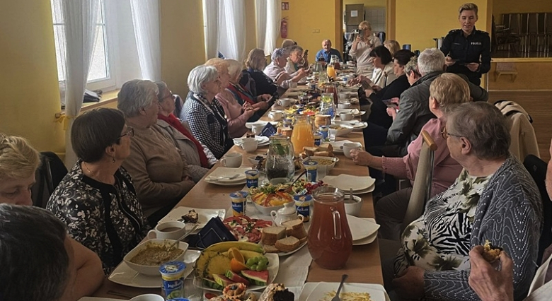 O bezpieczeństwie seniorów w Przyłęku. Policjantka spotkała się z członkami KGW „Przyłęczanki”