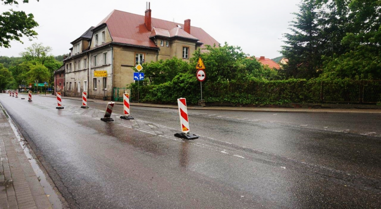 Prace związane ze stałą zmianą organizacji ruchu na drodze krajowej nr 46 w Złotym Stoku