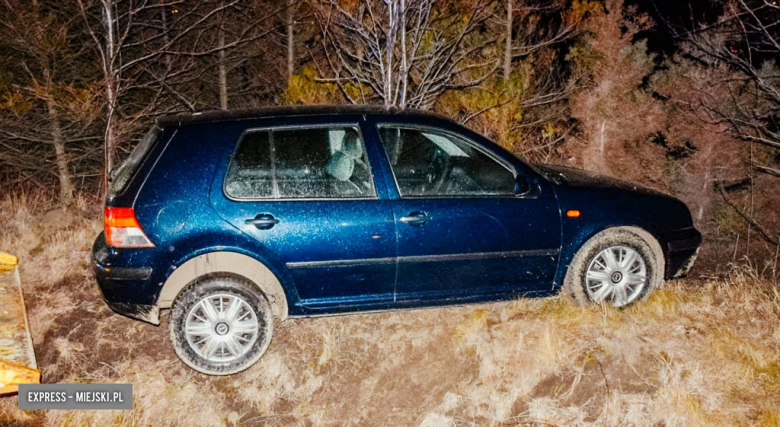 Volkswagen wypadł z drogi w Budzowie. Kierowca w szpitalu 