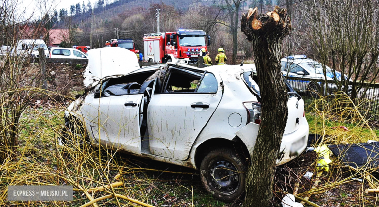 Uderzył w stojące na posesji auto, dachował i zatrzymał się w sąsiednim ogrodzie