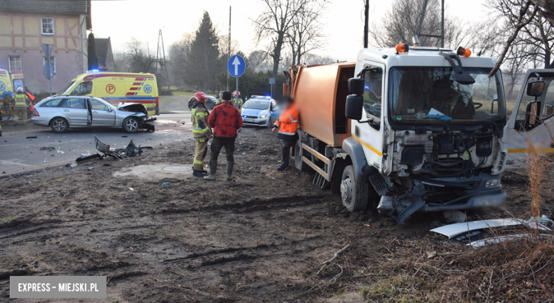 Zderzenie osobówki z ciężarówką w Dzbanowie