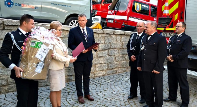 Dzień Strażaka w gminie Bardo. Msze święte, poświęcenie pojazdów oraz wspólny grill