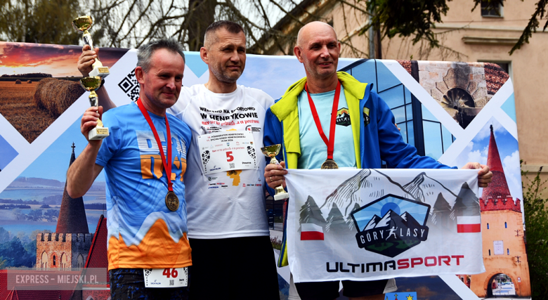 Setki biegaczy i świetne wyniki. 15. Półmaraton Henrykowski i 11. Dycha Księgi Henrykowskiej [foto]