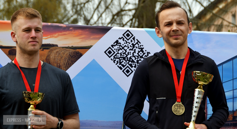 Setki biegaczy i świetne wyniki. 15. Półmaraton Henrykowski i 11. Dycha Księgi Henrykowskiej [foto]