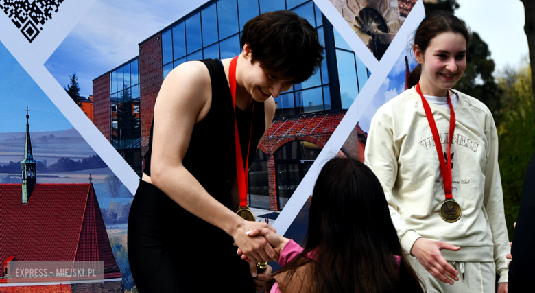 Setki biegaczy i świetne wyniki. 15. Półmaraton Henrykowski i 11. Dycha Księgi Henrykowskiej [foto]
