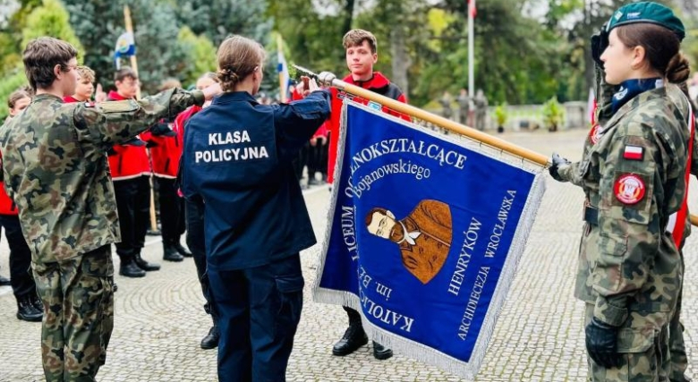 Kadeci z Henrykowa złożyli ślubowanie. Wyróżniono także nauczycieli