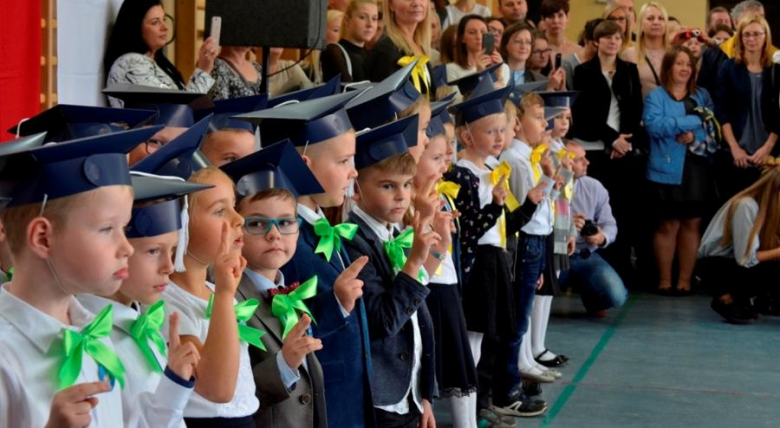 Pierwszoklasiści Szkoły Podstawowej nr 3 im. Mikołaja Kopernika