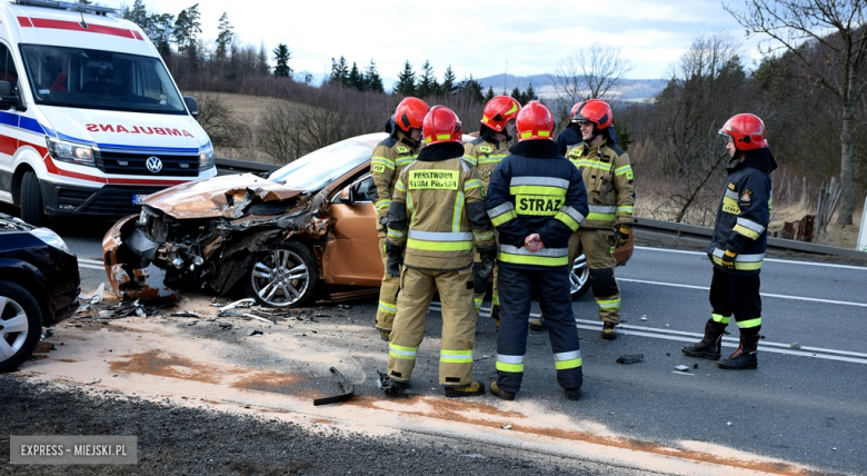 Czołowe zderzenie dwóch osobówek na krajowej ósemce w Dębowinie