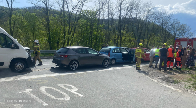 Zderzenie czterech pojazdów na krajowej ósemce w Bardzie. Są utrudnienia w ruchu