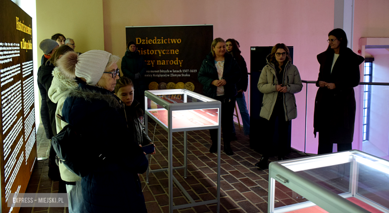 Złotostockie monety odtworzone z precyzją mistrzów. Wyjątkowa wystawa replik i hologramów