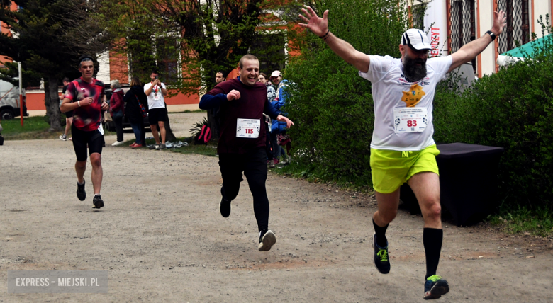 Setki biegaczy i świetne wyniki. 15. Półmaraton Henrykowski i 11. Dycha Księgi Henrykowskiej [foto]