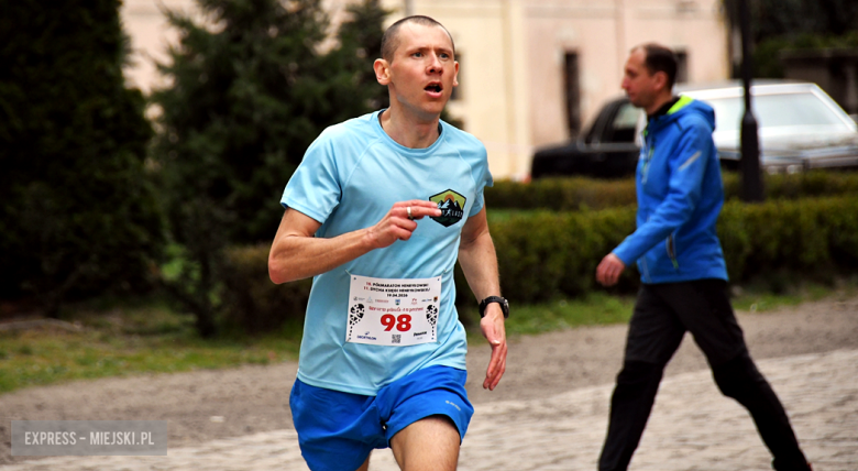 Setki biegaczy i świetne wyniki. 15. Półmaraton Henrykowski i 11. Dycha Księgi Henrykowskiej [foto]