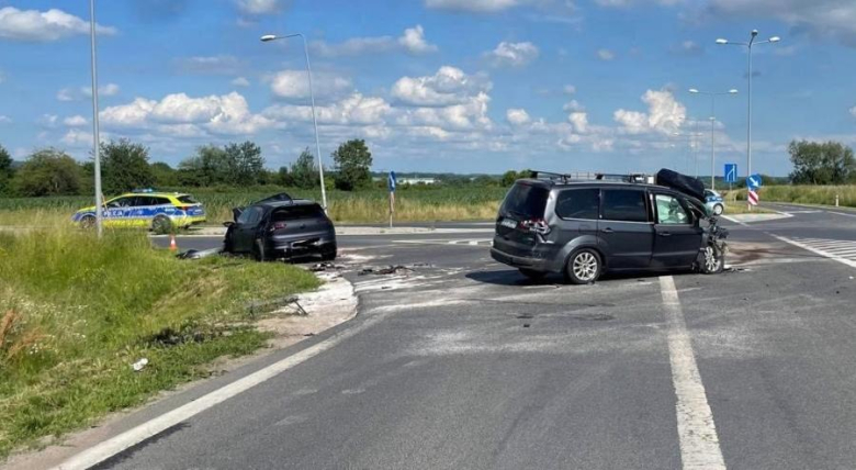 	Zderzenie dwóch samochodów na skrzyżowaniu małej obwodnicy Ząbkowic Śląskich. LPR w akcji