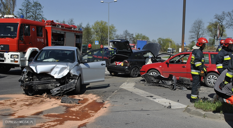 Zderzenie dwóch osobówek na skrzyżowaniu krajowej ósemki z ul. Legnicką