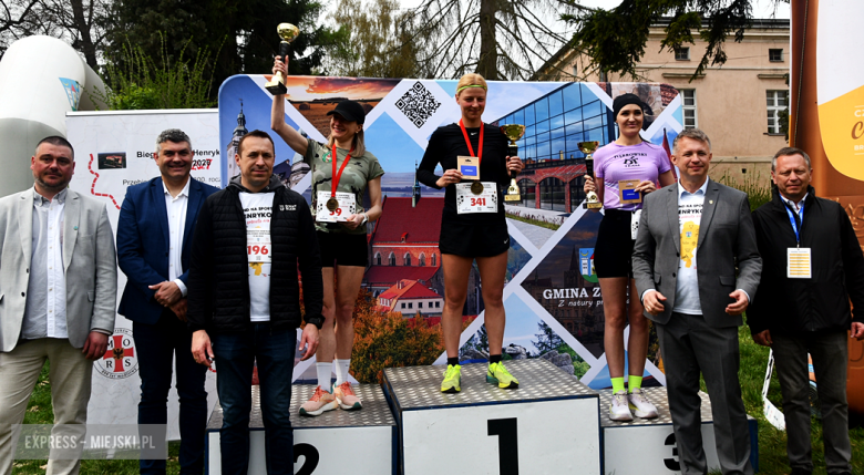 Setki biegaczy i świetne wyniki. 15. Półmaraton Henrykowski i 11. Dycha Księgi Henrykowskiej [foto]