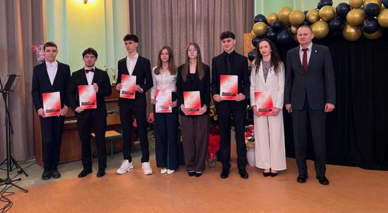 	Zakończenie roku szkolnego maturzystów. Najlepsi uczniowie otrzymali nagrody finansowe