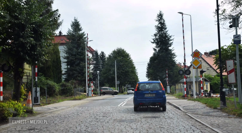 Na podstawie decyzji Starosty Ząbkowickiego zatwierdzającej projekt stałej organizacji ruchu od poniedziałku, 31 sierpnia 2026 roku, wprowadzone zostaną kluczowe zmiany w organizacji ruchu drogowego w rejonie przejazdu kolejowego na ul. Ziębickiej w Ząbkowicach Śląskich