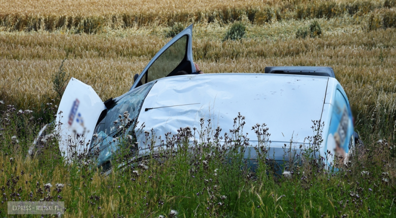 Citroen wypadł z drogi i zatrzymał się w polach