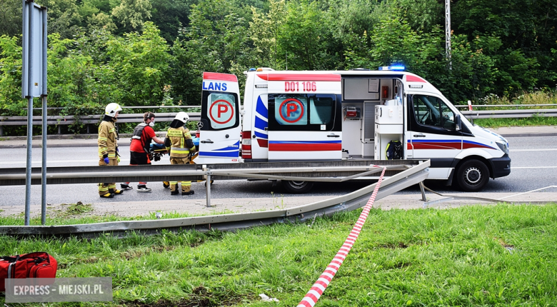 Wypadek na krajowej ósemce. Kierowca Audi wypadł z drogi, staranował barierkę i uderzył w mur