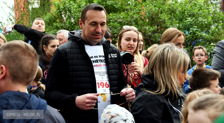 Setki biegaczy i świetne wyniki. 15. Półmaraton Henrykowski i 11. Dycha Księgi Henrykowskiej [foto]