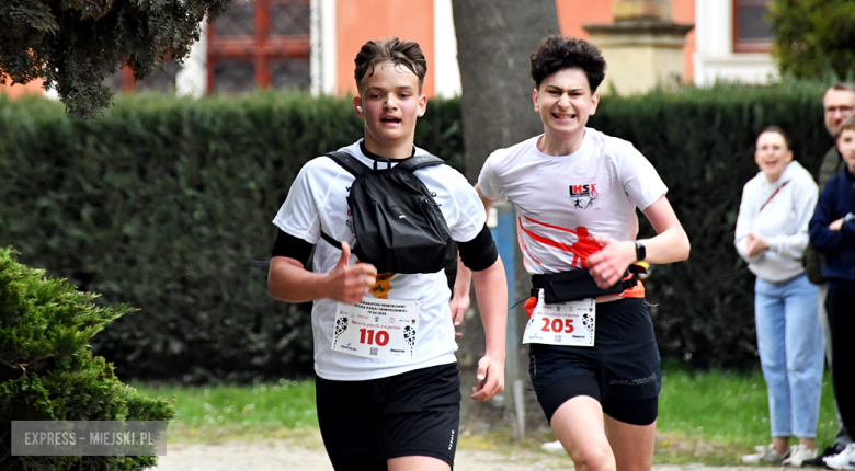 Setki biegaczy i świetne wyniki. 15. Półmaraton Henrykowski i 11. Dycha Księgi Henrykowskiej [foto]