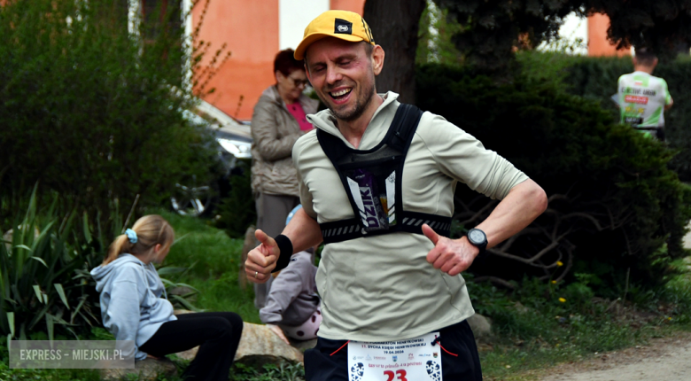 Setki biegaczy i świetne wyniki. 15. Półmaraton Henrykowski i 11. Dycha Księgi Henrykowskiej [foto]