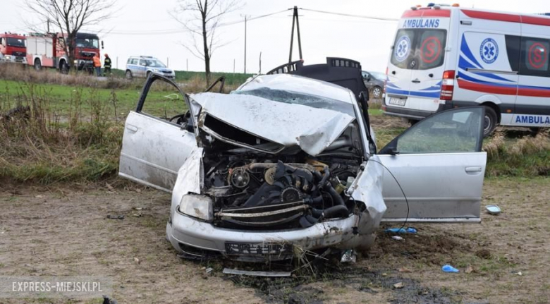 Poważny wypadek przed Ciepłowodami. Dachowało Audi. Interweniował helikopter LPR