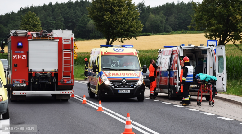 Zderzenie trzech pojazdów na krajowej ósemce. Łącznie w autach podróżowało siedem osób