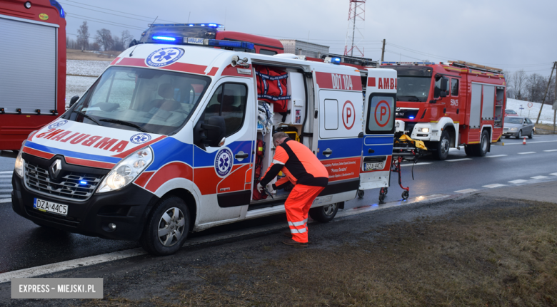 Czołowe zderzenie chevroleta i volkswagena na krajowej ósemce. Z pojazdu wypadł silnik