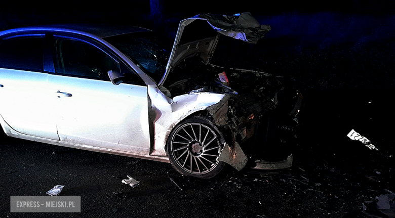 	Czołowe zderzenie pojazdów na wysokości Kluczowej. Droga całkowicie zablokowana