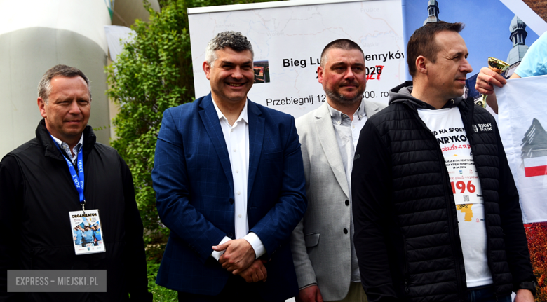 Setki biegaczy i świetne wyniki. 15. Półmaraton Henrykowski i 11. Dycha Księgi Henrykowskiej [foto]