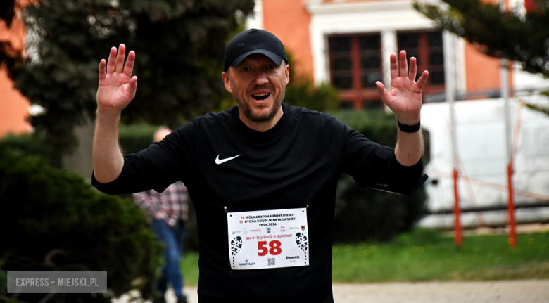 Setki biegaczy i świetne wyniki. 15. Półmaraton Henrykowski i 11. Dycha Księgi Henrykowskiej [foto]