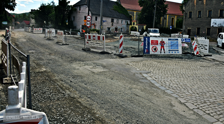 	Postępuje przebudowa drogi powiatowej Bardo - Przyłęk. Będzie rondo i ścieżka pieszo-rowerowa