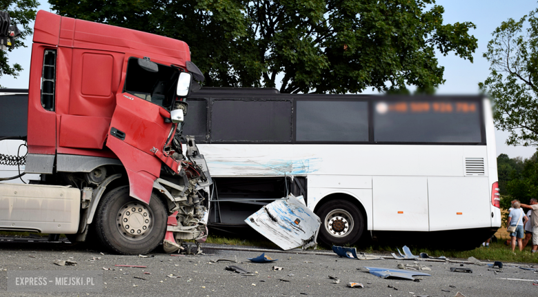 Zderzenie autobusu, samochodu osobowego i dwóch ciężarówek na krajowej ósemce przed Bardem