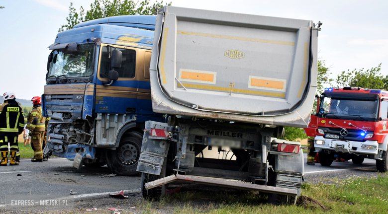 Zderzenie autobusu, samochodu osobowego i dwóch ciężarówek na krajowej ósemce przed Bardem