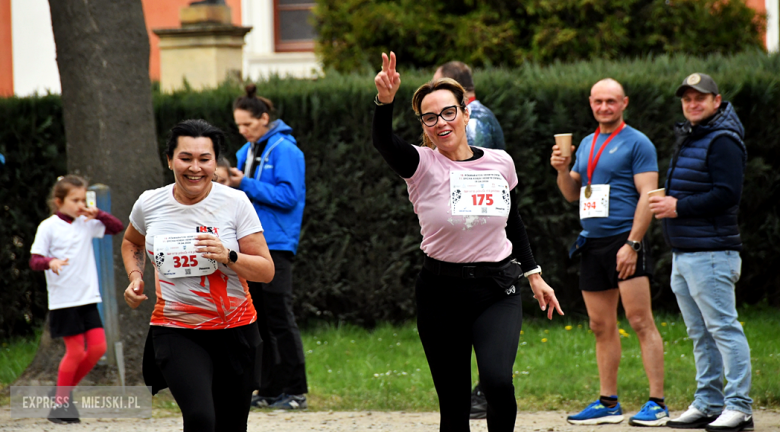 Setki biegaczy i świetne wyniki. 15. Półmaraton Henrykowski i 11. Dycha Księgi Henrykowskiej [foto]