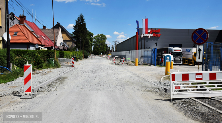 	Postępuje przebudowa drogi powiatowej Bardo - Przyłęk. Będzie rondo i ścieżka pieszo-rowerowa