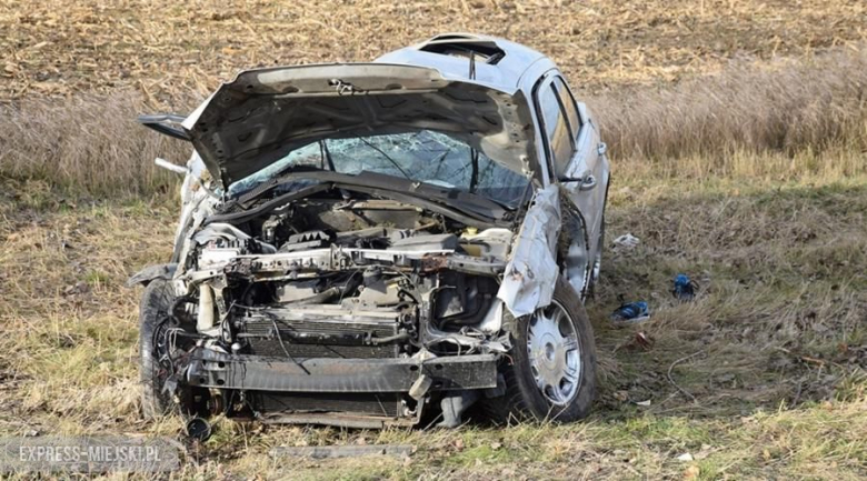 Wypadek dwóch aut osobowych na drodze wojewódzkiej nr 382