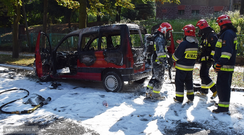 Do pożaru Citroena doszło na ul. Bohaterów Getta nieopodal budynku po byłym ogólniaku