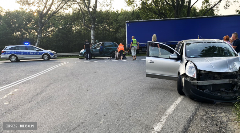 Kolizja dwóch osobówek na wysokości zjazdu do Przyłęku