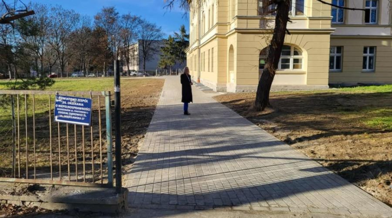 Nowy chodnik przy Zespole Szkół Zawodowych w Ząbkowicach Śląskich